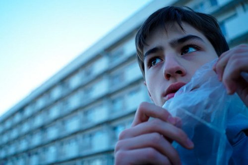 Парень собирается вдыхать токсины с пакета